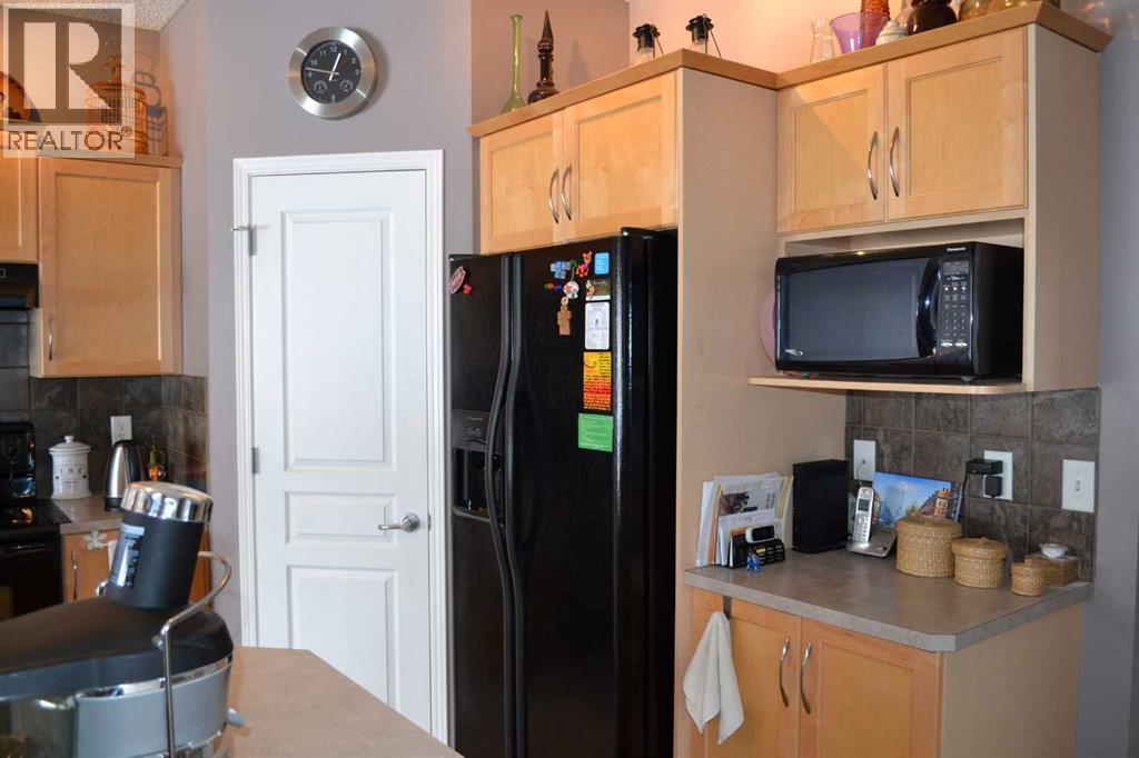 209 Lakeview Inlet, Chestermere, AB - Indoor Photo Showing Kitchen