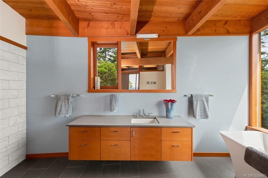 122 Jasper Rd, Salt Spring, BC