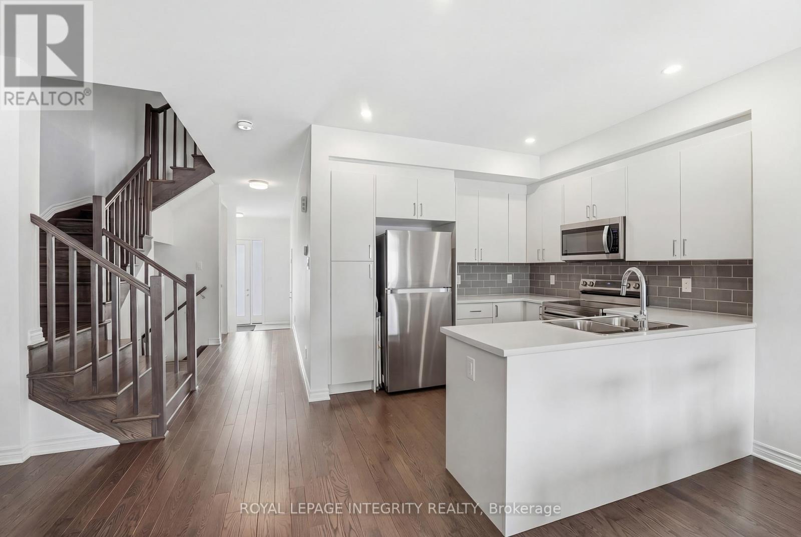 36 Jargeau Road, Ottawa, ON - Indoor Photo Showing Kitchen With Double Sink With Upgraded Kitchen