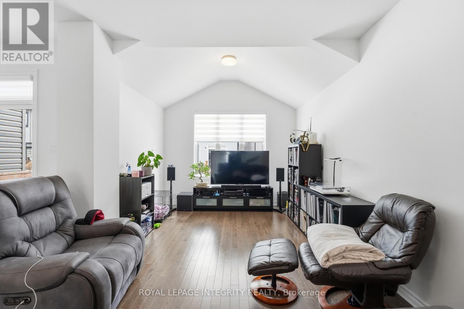 36 Jargeau Road, Ottawa, ON - Indoor Photo Showing Living Room