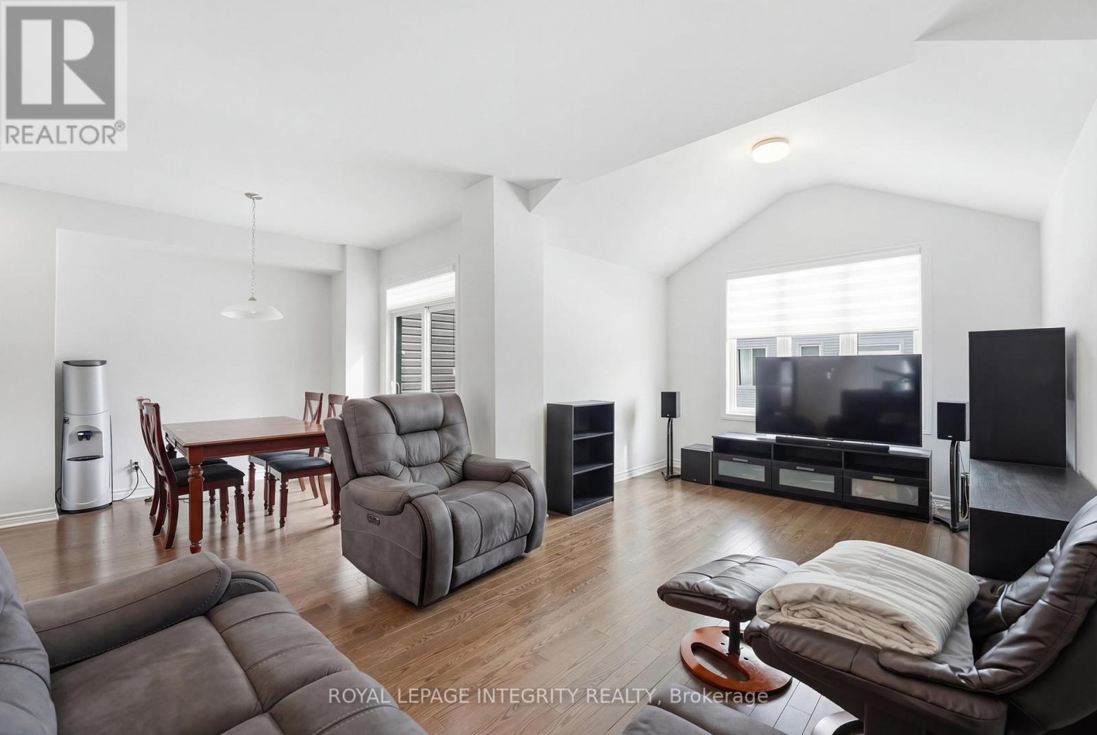 36 Jargeau Road, Ottawa, ON - Indoor Photo Showing Living Room