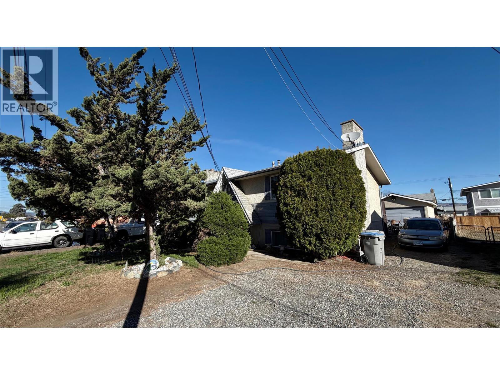 640 | 642 Courtenay Crescent Crescent, Kamloops, BC - Outdoor