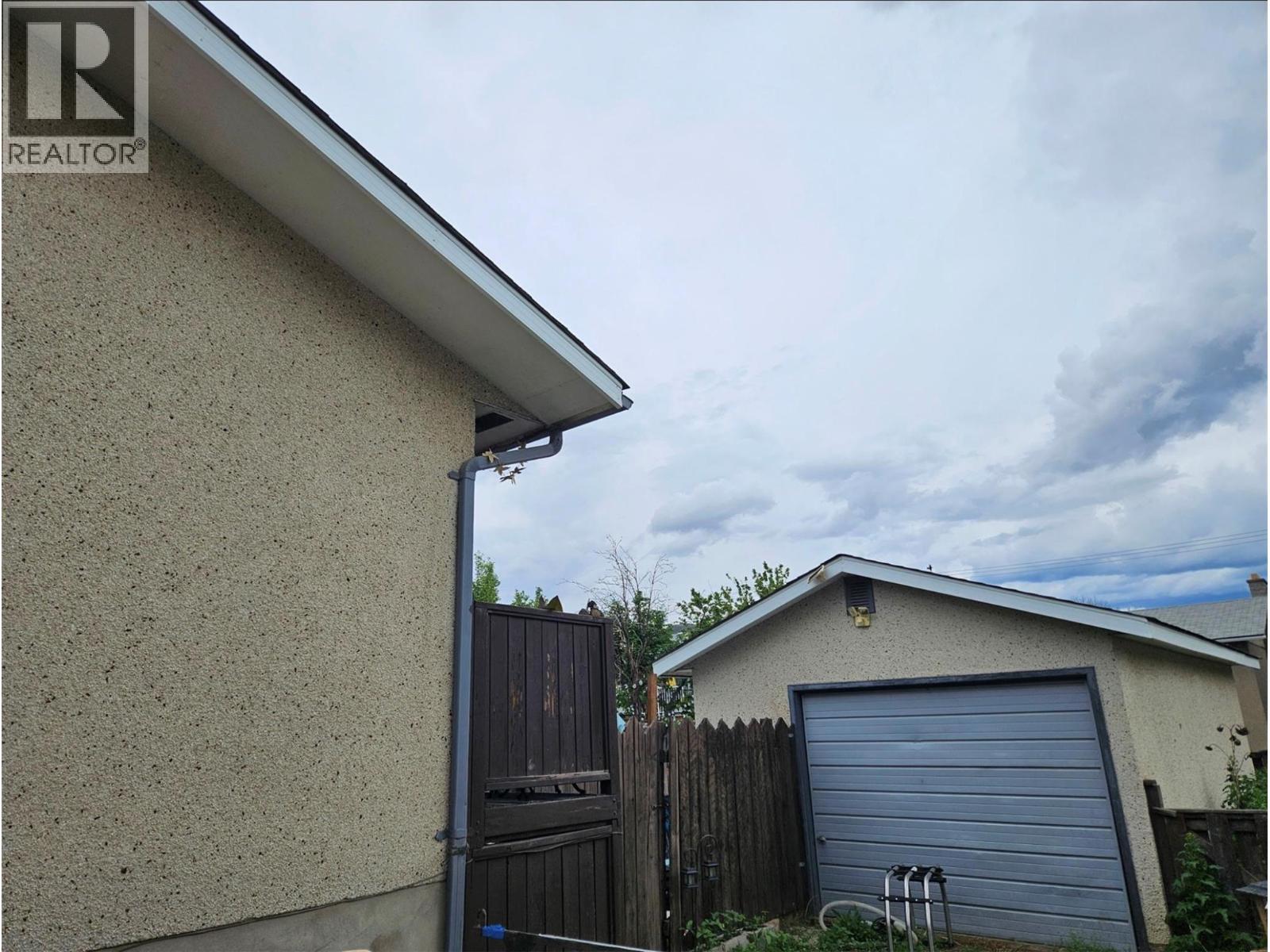 640 | 642 Courtenay Crescent Crescent, Kamloops, BC - Outdoor With Exterior