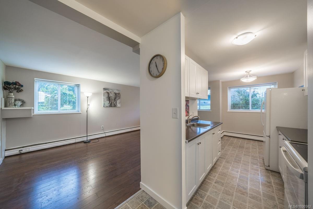 1102-1097 Bowen Rd, Nanaimo, BC - Indoor Photo Showing Kitchen