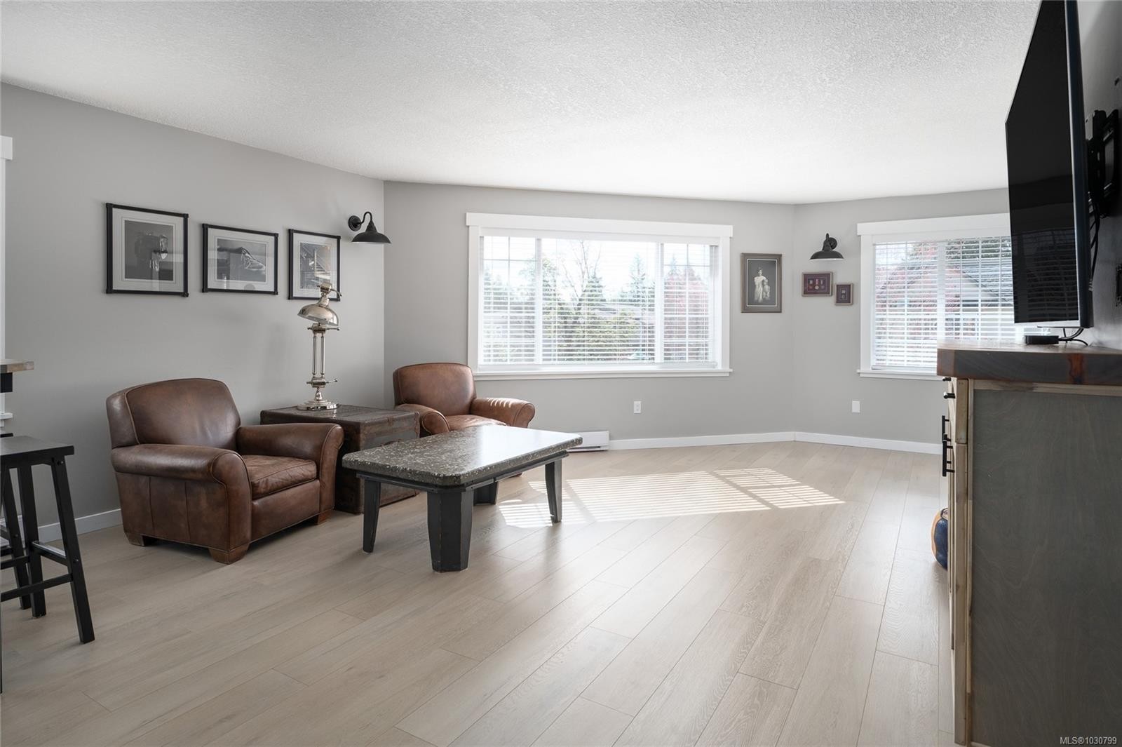 6-211 Second Ave West, Qualicum Beach, BC - Indoor Photo Showing Living Room