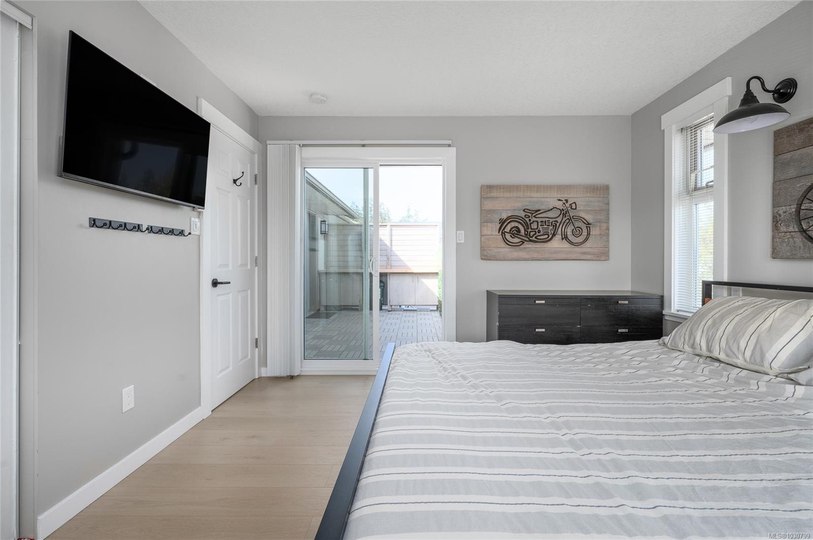 6-211 Second Ave West, Qualicum Beach, BC - Indoor Photo Showing Bedroom