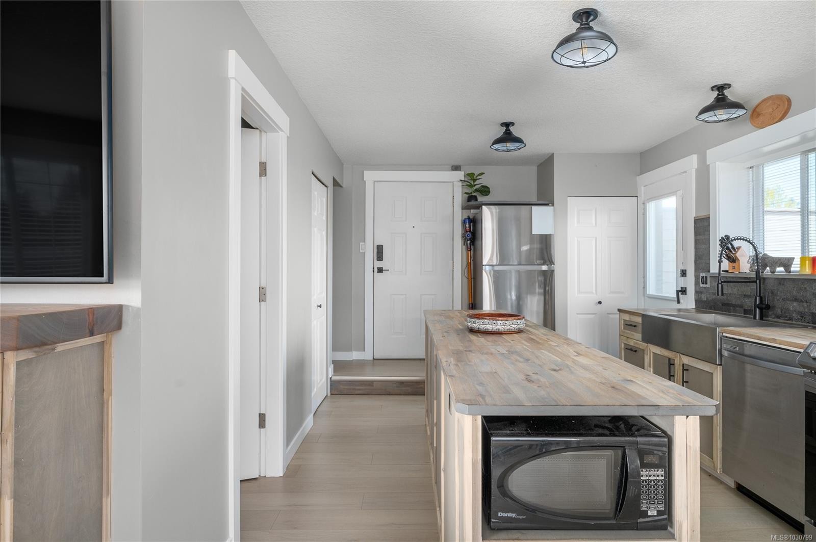 6-211 Second Ave West, Qualicum Beach, BC - Indoor Photo Showing Kitchen