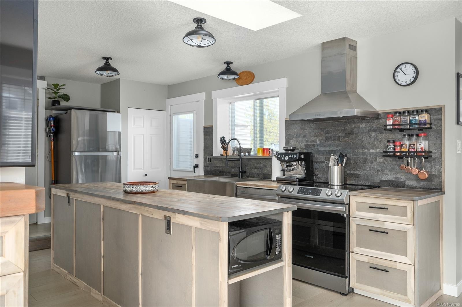 6-211 Second Ave West, Qualicum Beach, BC - Indoor Photo Showing Kitchen