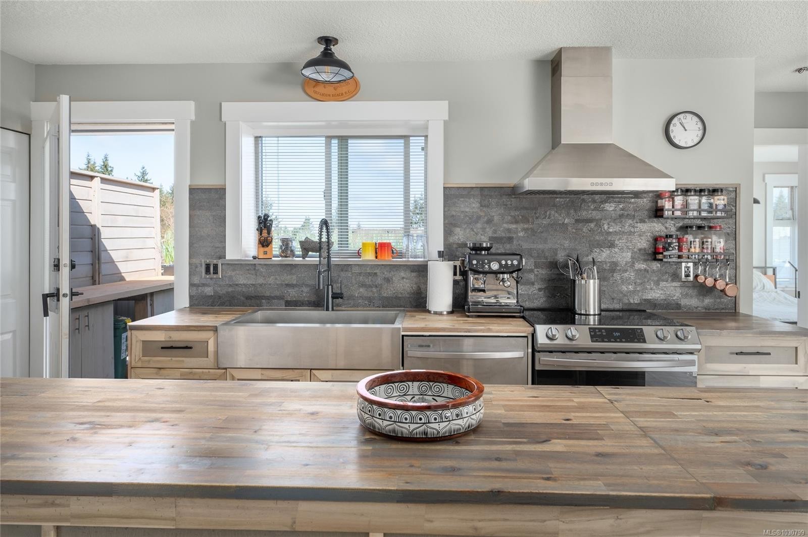 6-211 Second Ave West, Qualicum Beach, BC - Indoor Photo Showing Kitchen With Upgraded Kitchen