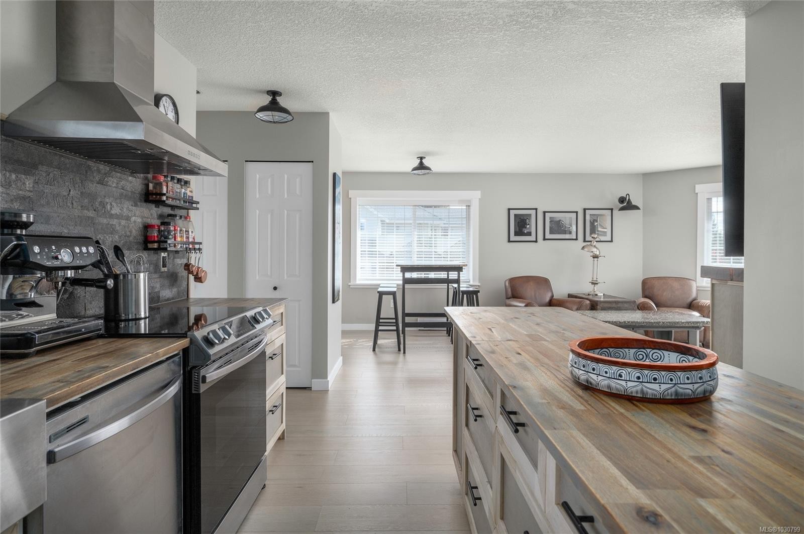 6-211 Second Ave West, Qualicum Beach, BC - Indoor Photo Showing Kitchen