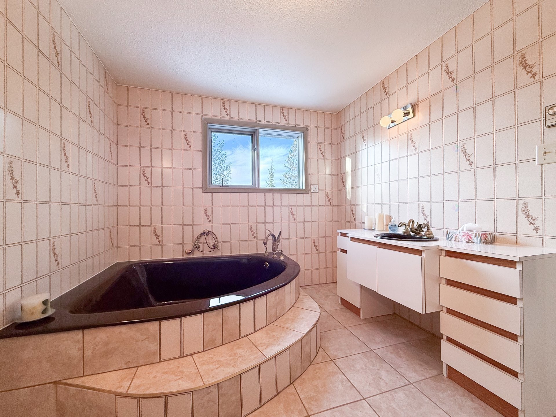 Salle de bains attenante à la CCP - 21 - 23 Ch. Alban, La Pêche, QC - Indoor Photo Showing Bathroom