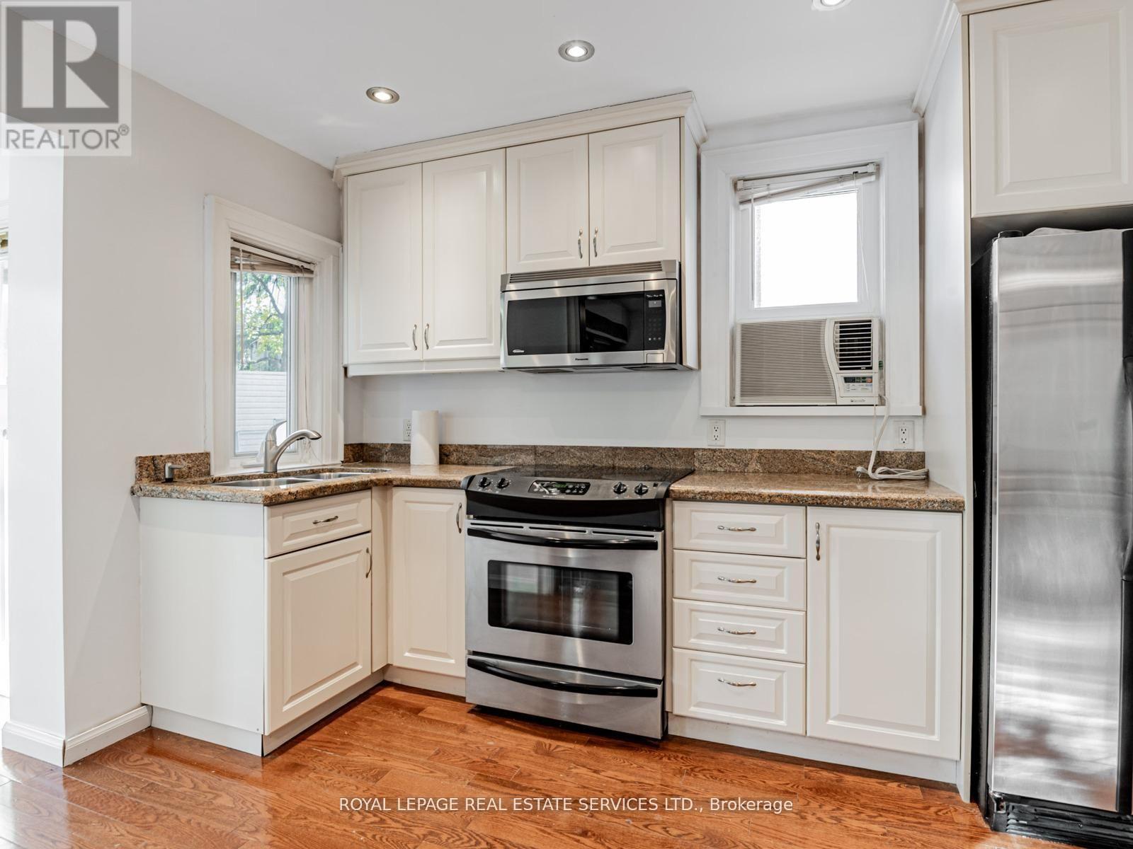 Granite counters, stainless steel appliances - 7 Duplex Crescent, Toronto, ON - Indoor Photo Showing Kitchen