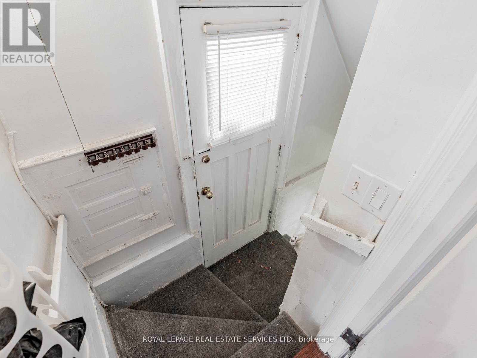 2nd separate side door to basement - 7 Duplex Crescent, Toronto, ON - Indoor Photo Showing Other Room