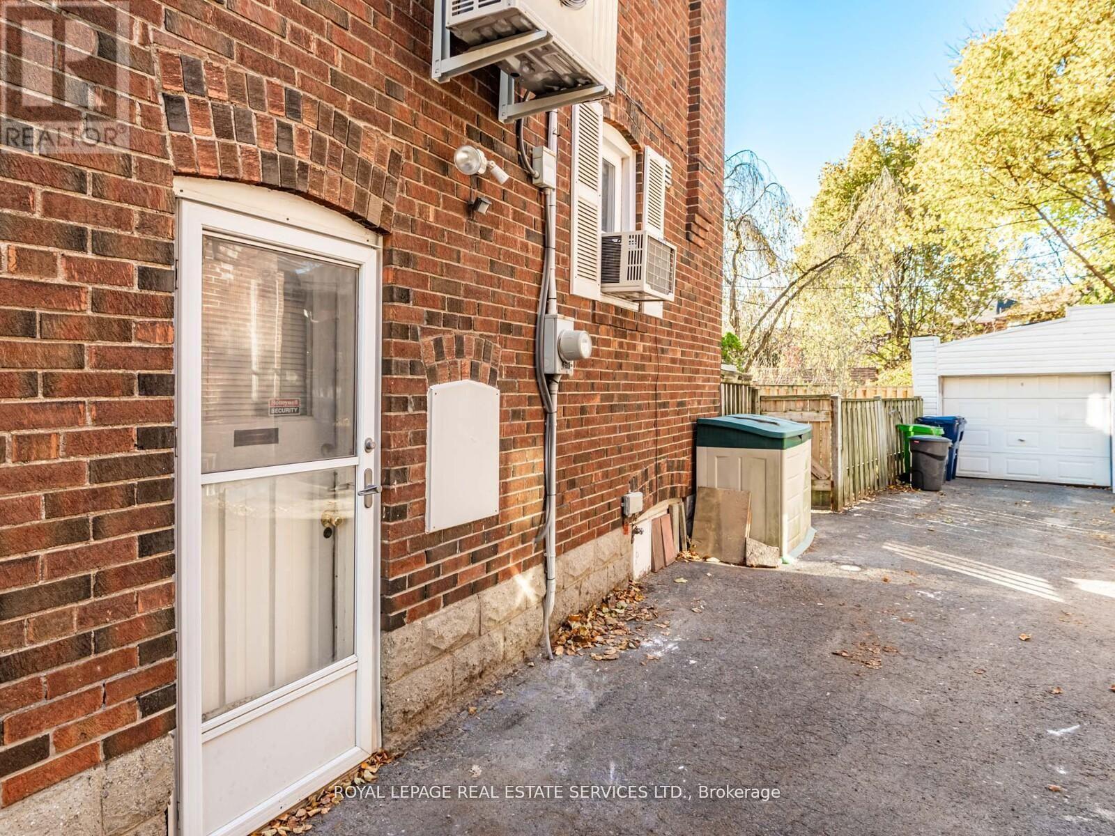 separate side entrance - 7 Duplex Crescent, Toronto, ON - Outdoor With Exterior
