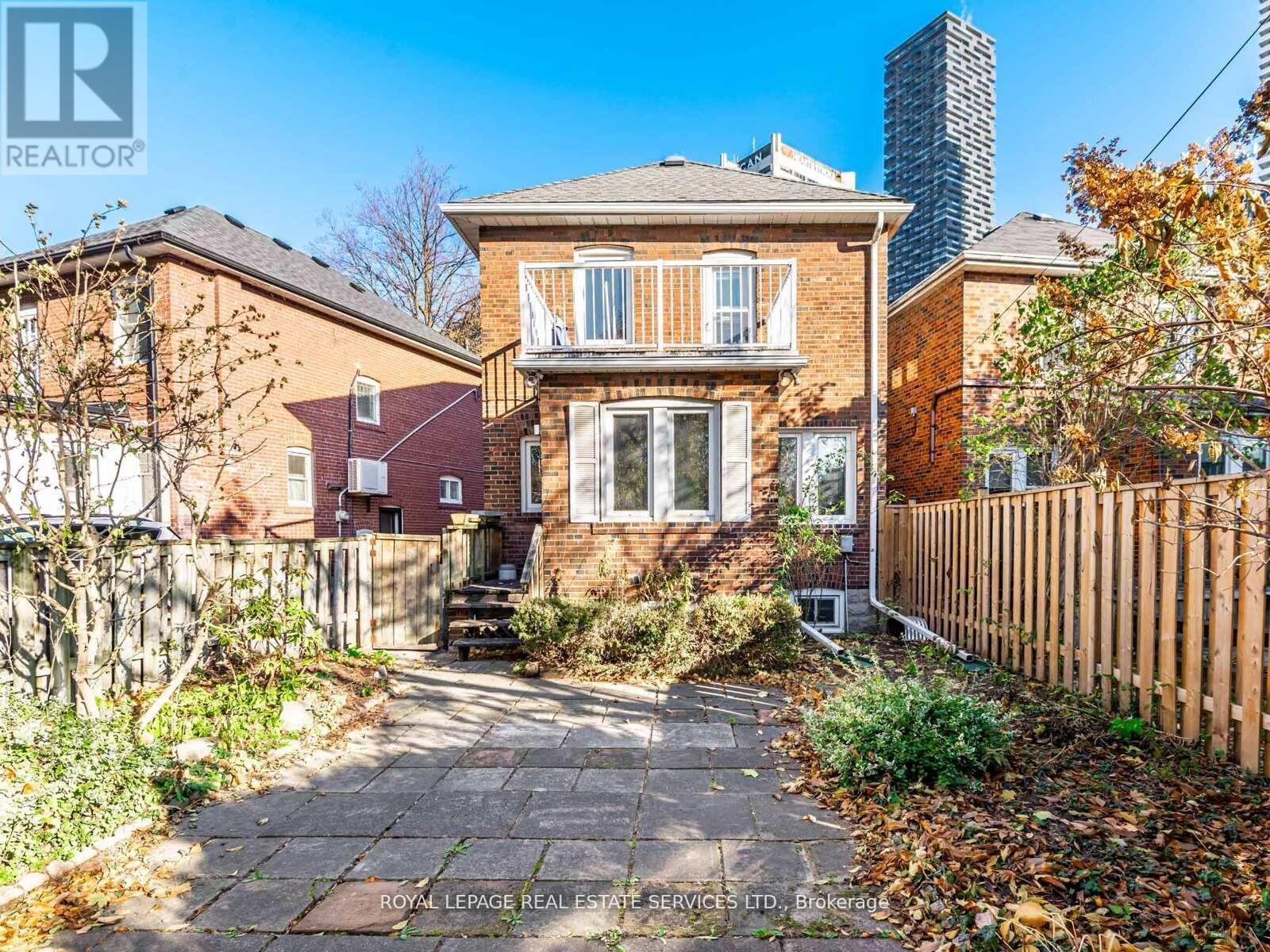 professionally landscaped backyard - 7 Duplex Crescent, Toronto, ON - Outdoor