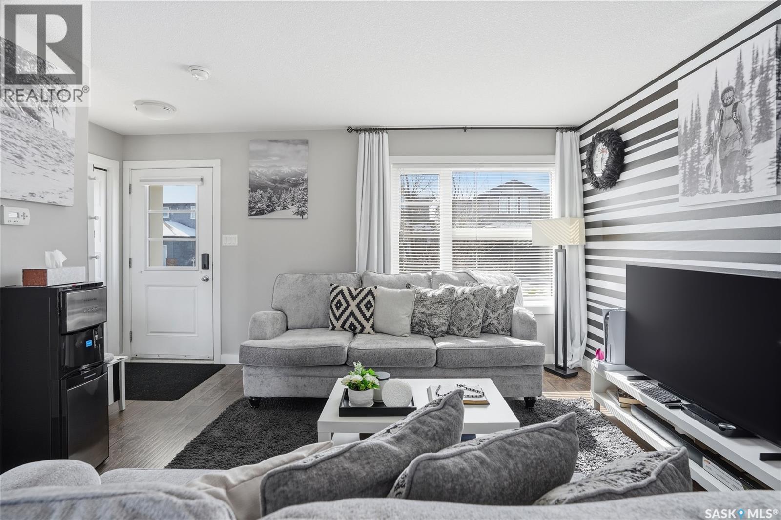5624 Glide Crescent, Regina, SK - Indoor Photo Showing Living Room