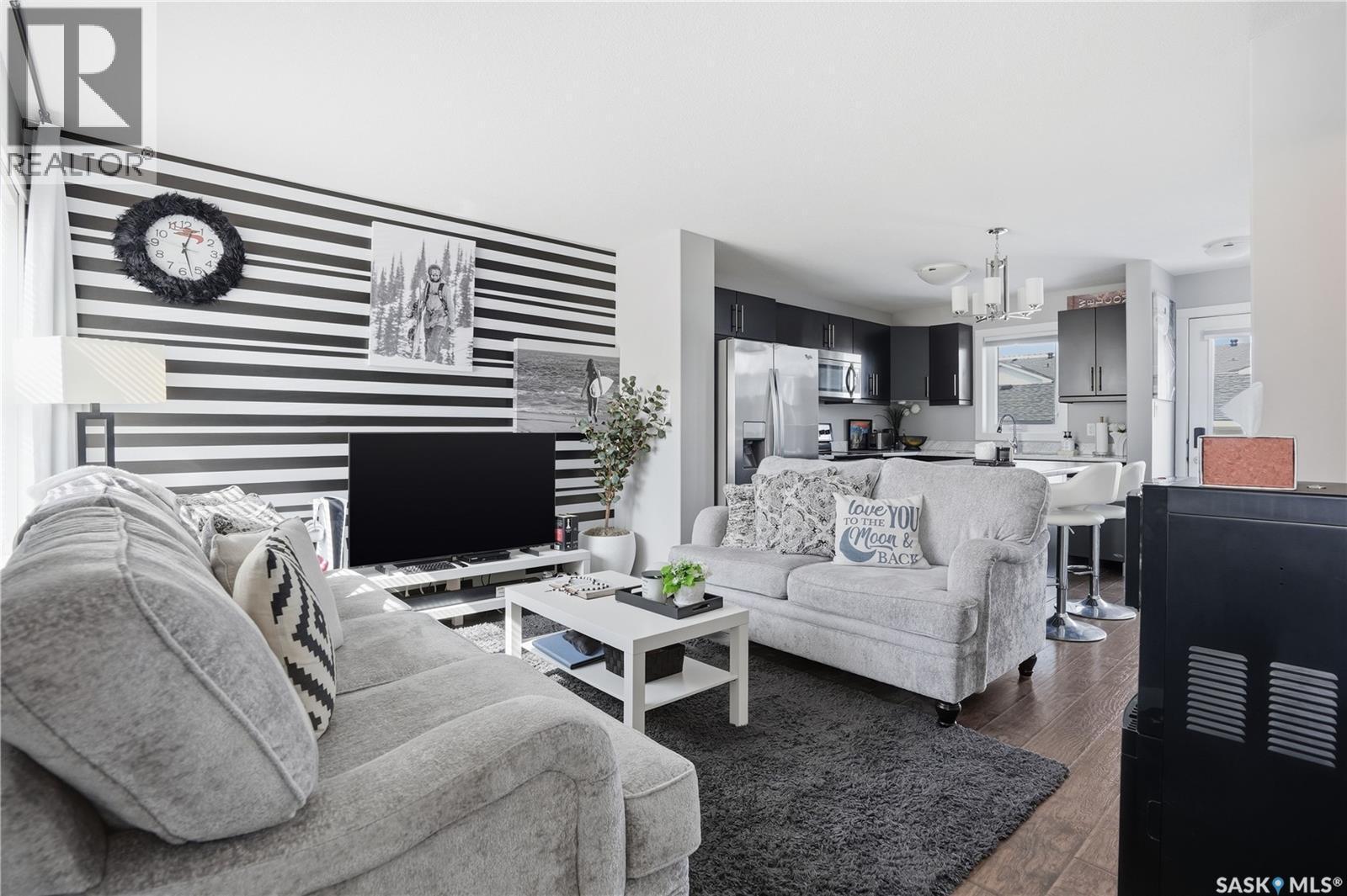 5624 Glide Crescent, Regina, SK - Indoor Photo Showing Living Room