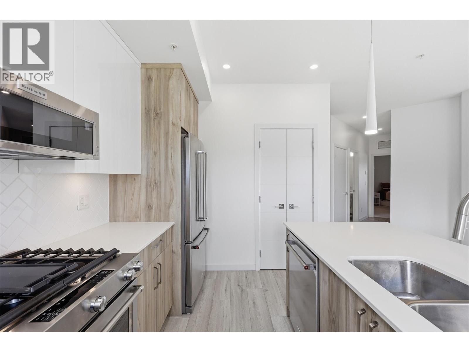 1405 Springhill Drive Unit# 2103, Kamloops, BC - Indoor Photo Showing Kitchen With Stainless Steel Kitchen With Double Sink With Upgraded Kitchen