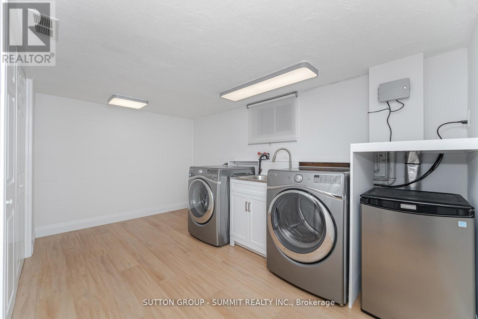 1175 Kane Road, Mississauga, ON - Indoor Photo Showing Laundry Room
