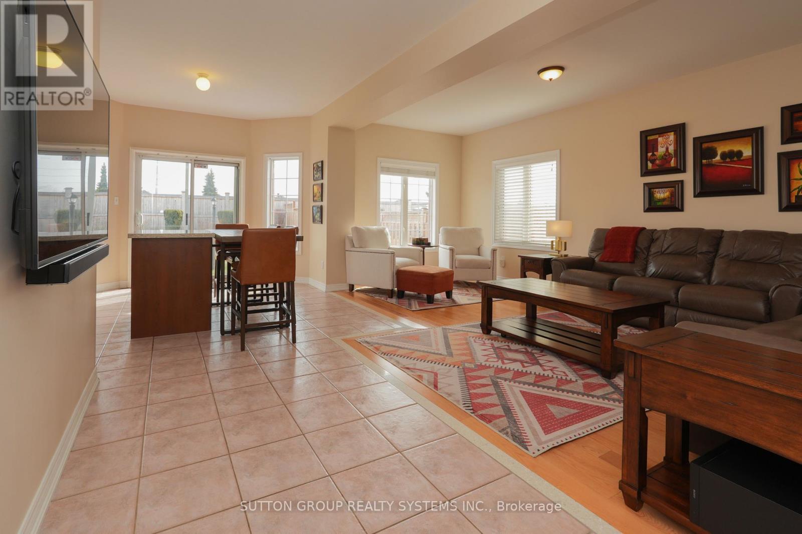 1382 Avon Drive, Mississauga, ON - Indoor Photo Showing Living Room