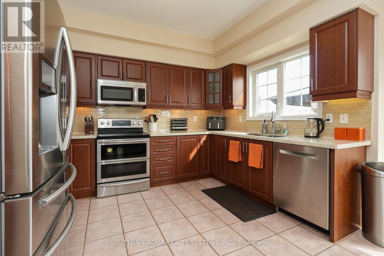 1382 Avon Drive, Mississauga, ON - Indoor Photo Showing Kitchen