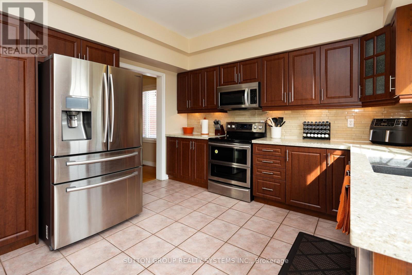 1382 Avon Drive, Mississauga, ON - Indoor Photo Showing Kitchen