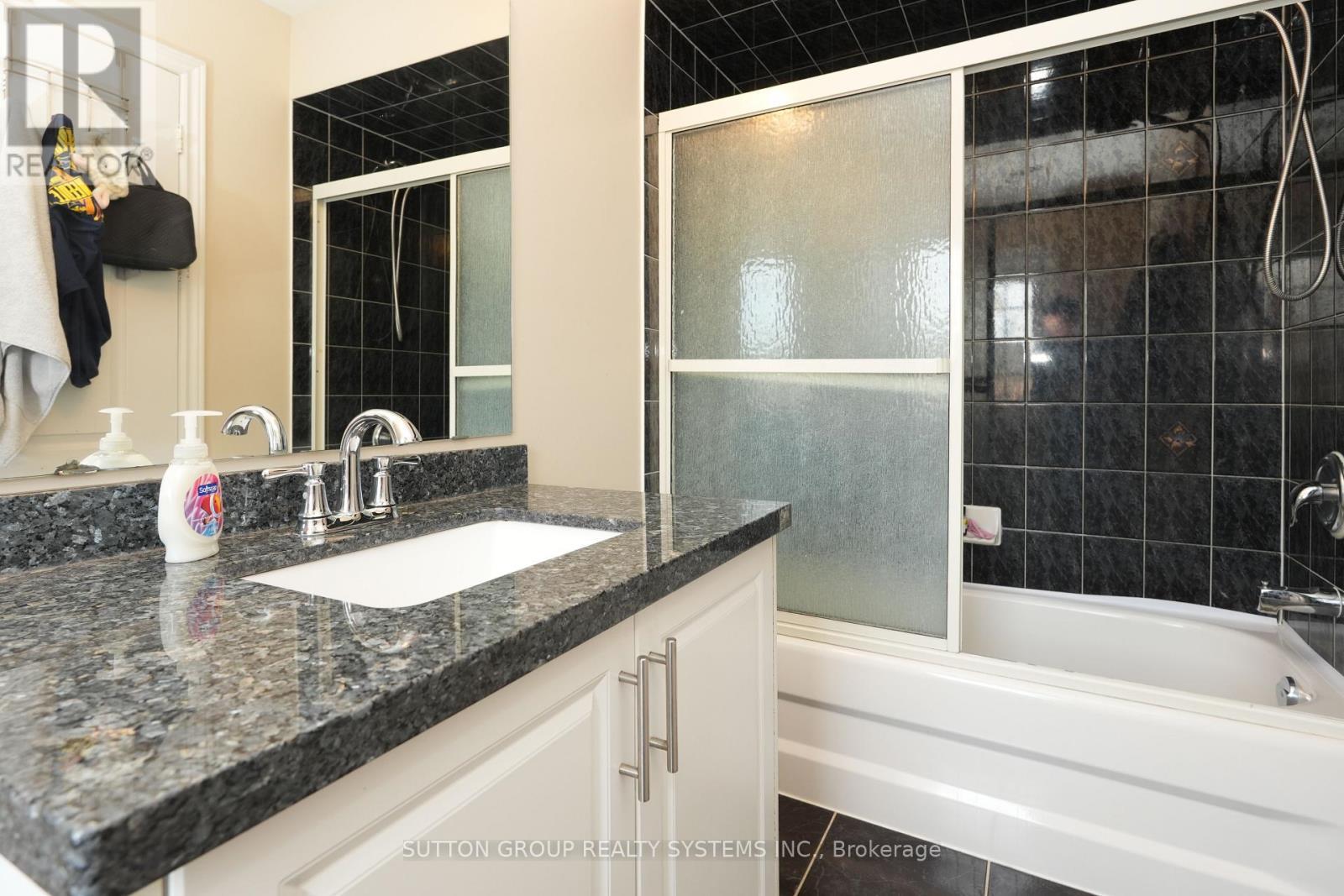 1382 Avon Drive, Mississauga, ON - Indoor Photo Showing Bathroom