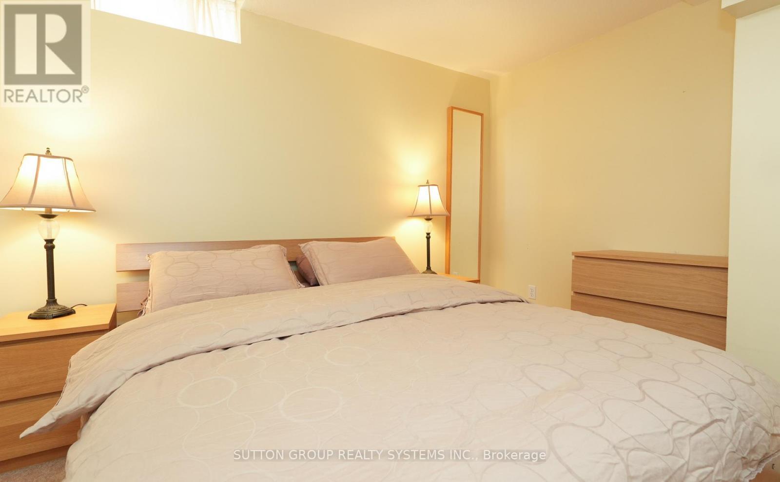 1382 Avon Drive, Mississauga, ON - Indoor Photo Showing Bedroom