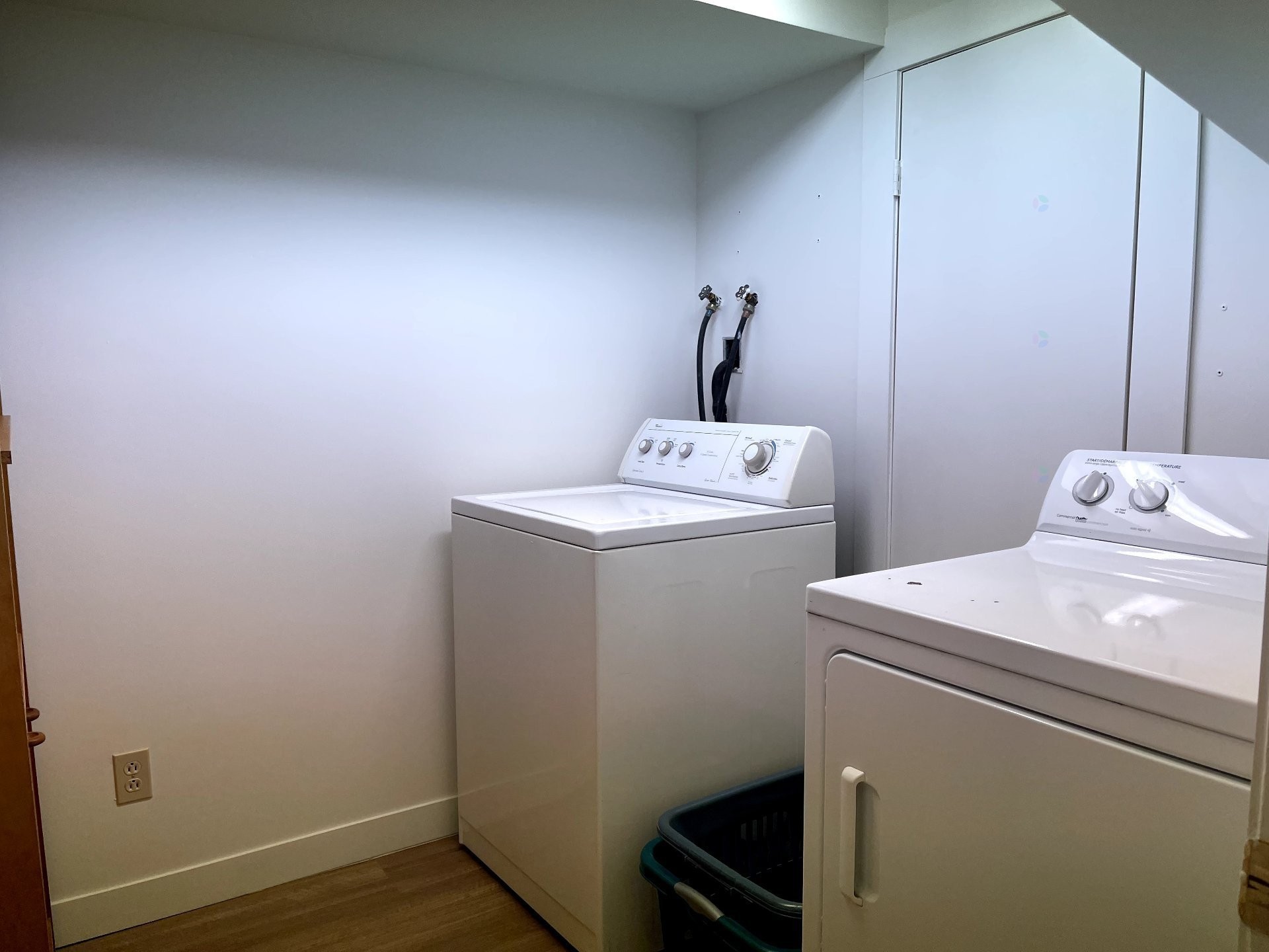 Salle de lavage - 182 Av. Duke-Of-Kent, Pointe-Claire, QC - Indoor Photo Showing Laundry Room