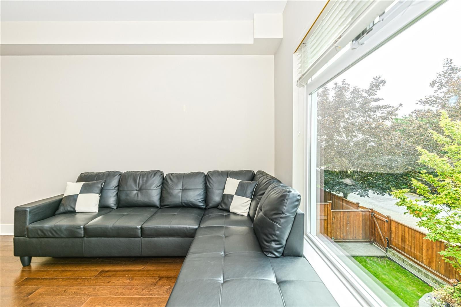 214-21 Conard St, View Royal, BC - Indoor Photo Showing Living Room