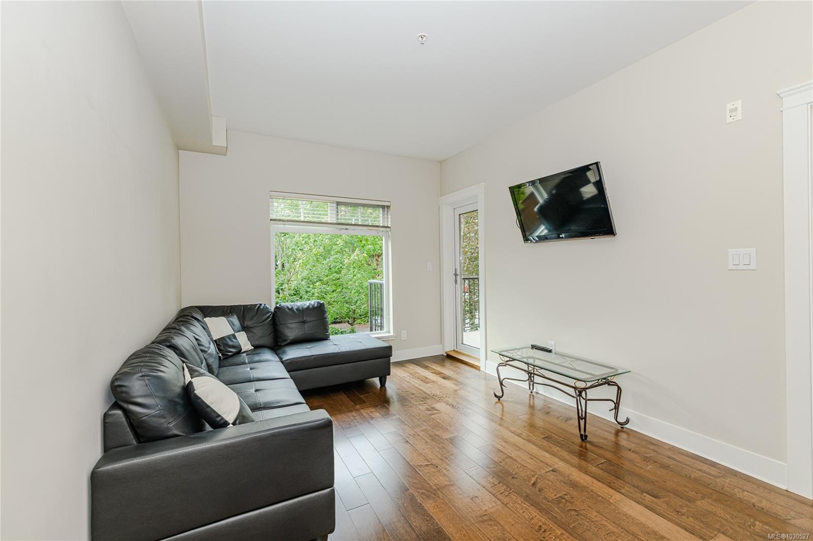 214-21 Conard St, View Royal, BC - Indoor Photo Showing Living Room