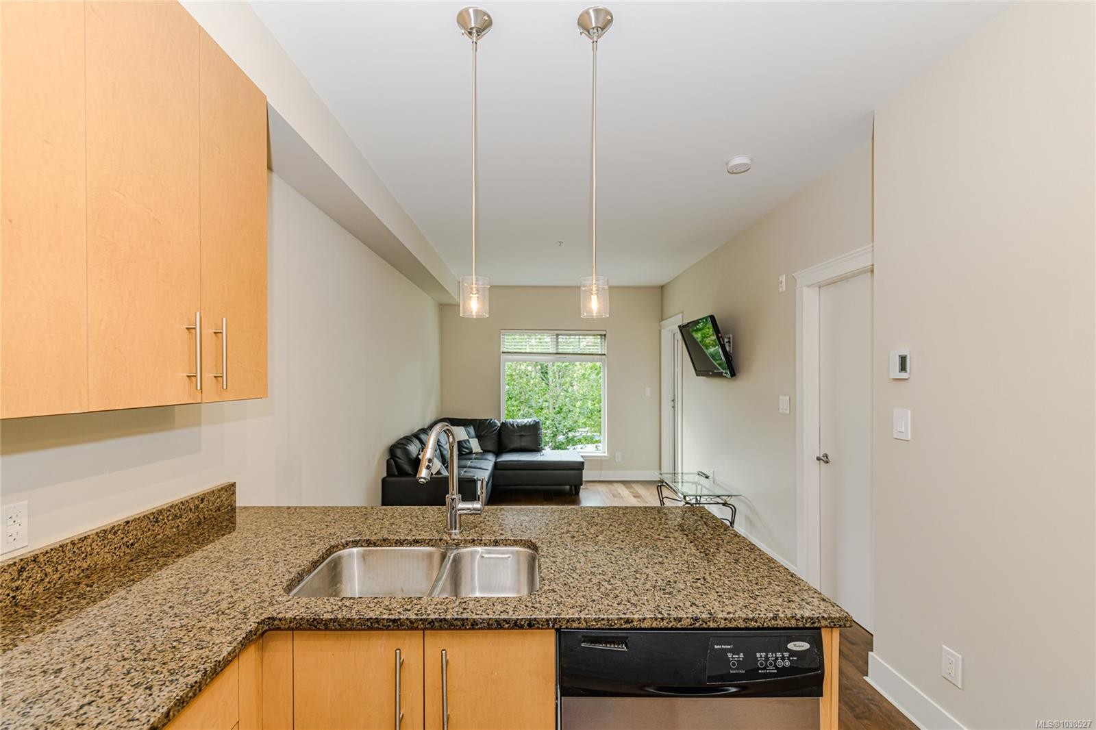 214-21 Conard St, View Royal, BC - Indoor Photo Showing Kitchen With Double Sink