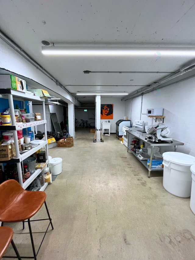 Basement - 7515 Rue St-Hubert, Montréal (Villeray/Saint-Michel/Parc-Extension), QC - Indoor Photo Showing Garage