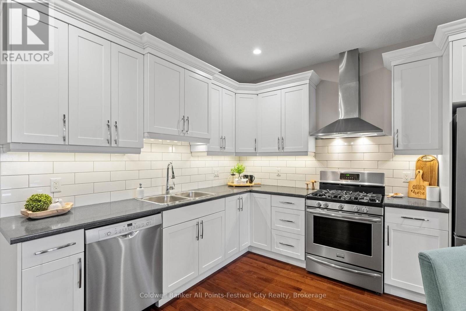 206 Bennett Street E, Goderich (Goderich (Town)), ON - Indoor Photo Showing Kitchen With Double Sink With Upgraded Kitchen
