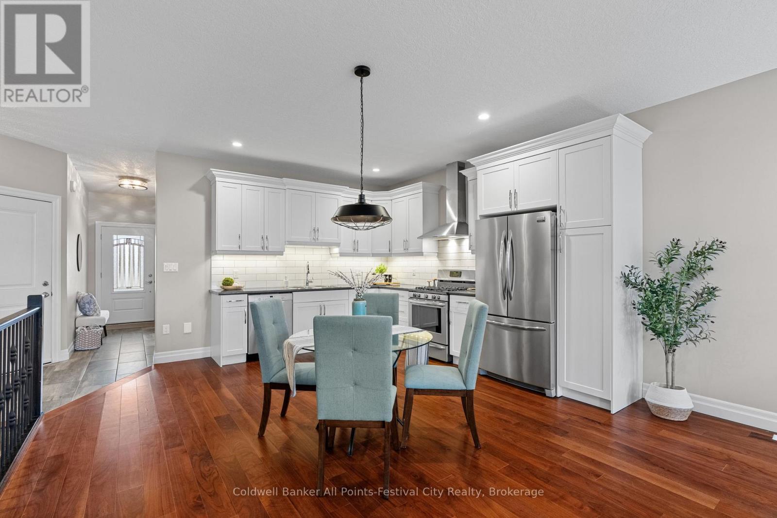 206 Bennett Street E, Goderich (Goderich (Town)), ON - Indoor Photo Showing Kitchen With Upgraded Kitchen