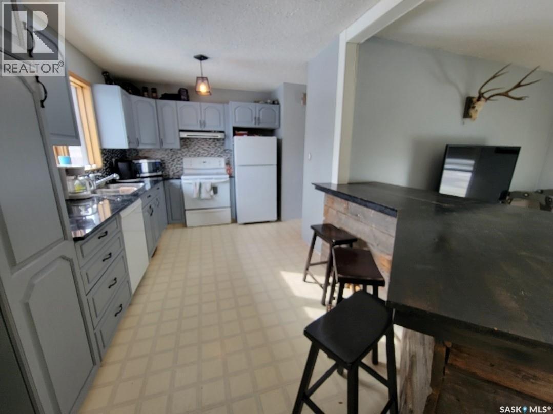 5034 Mirror Drive, Macklin, SK - Indoor Photo Showing Kitchen