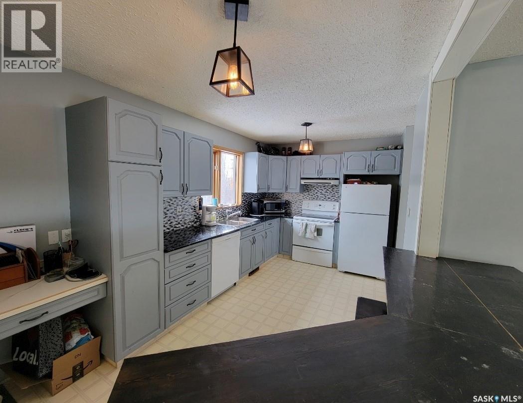 5034 Mirror Drive, Macklin, SK - Indoor Photo Showing Kitchen