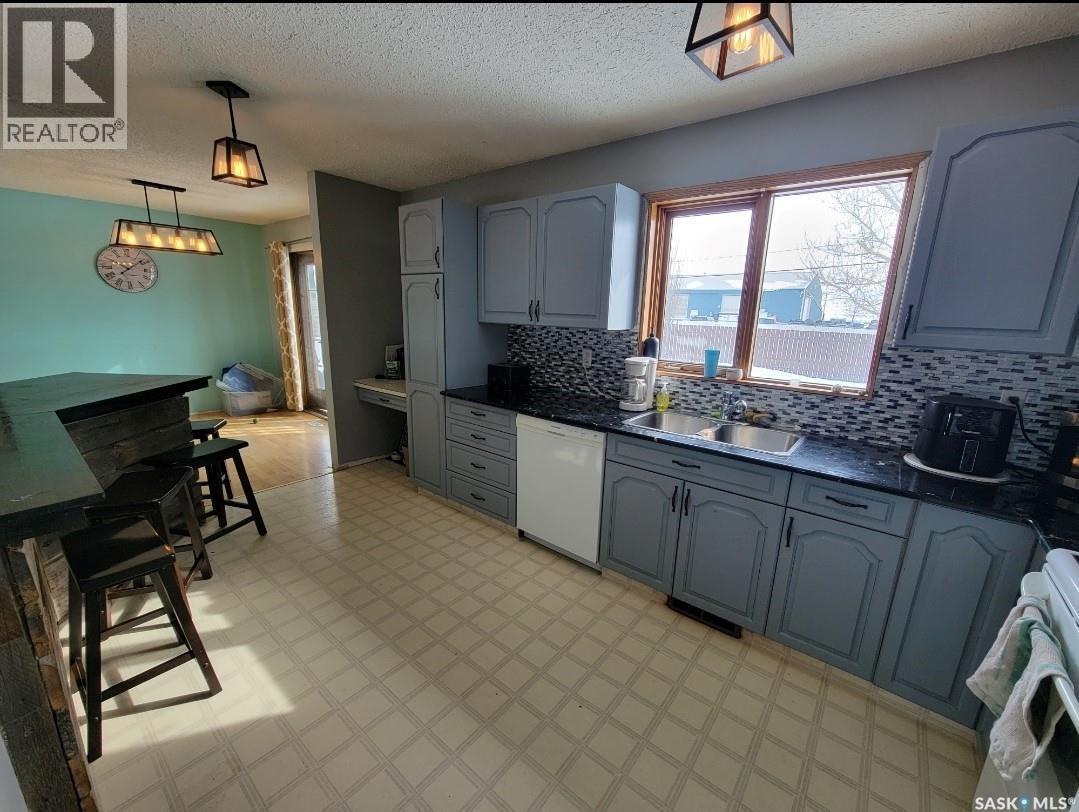 5034 Mirror Drive, Macklin, SK - Indoor Photo Showing Kitchen