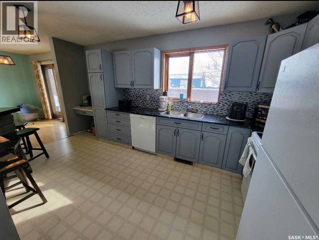 5034 Mirror Drive, Macklin, SK - Indoor Photo Showing Kitchen
