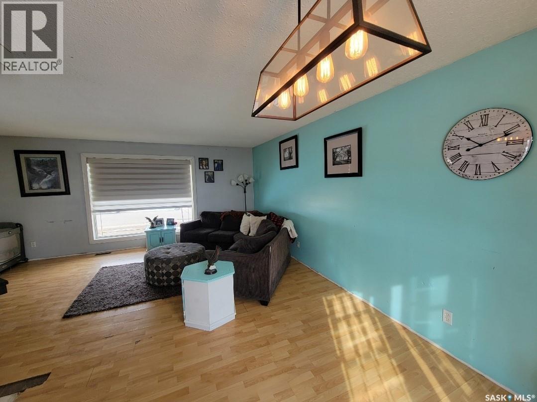 5034 Mirror Drive, Macklin, SK - Indoor