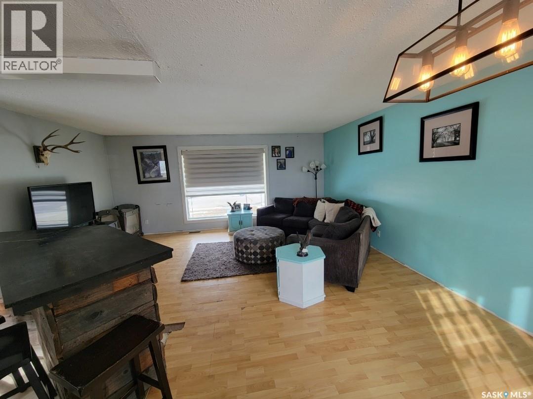 5034 Mirror Drive, Macklin, SK - Indoor