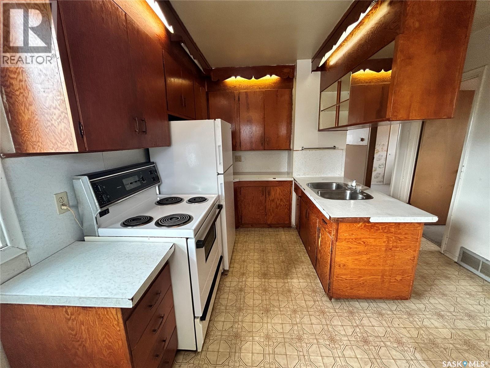 455 Halifax Street, Regina, SK - Indoor Photo Showing Kitchen With Double Sink
