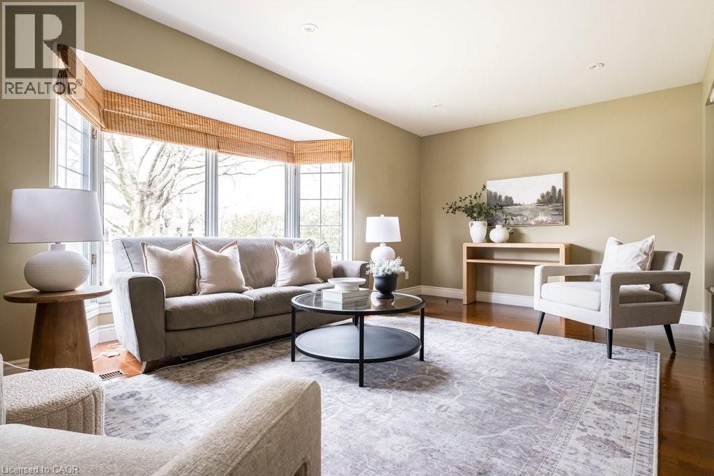 330 Strathcona Drive, Burlington, ON - Indoor Photo Showing Living Room