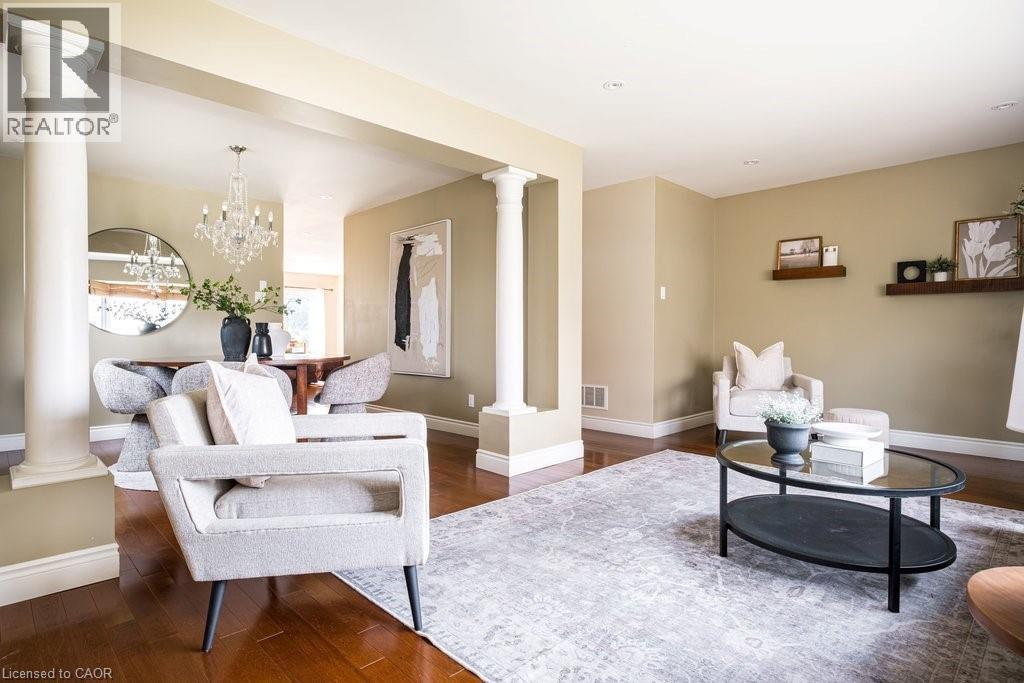 330 Strathcona Drive, Burlington, ON - Indoor Photo Showing Living Room