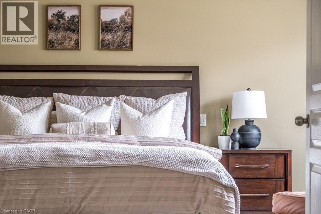 330 Strathcona Drive, Burlington, ON - Indoor Photo Showing Bedroom