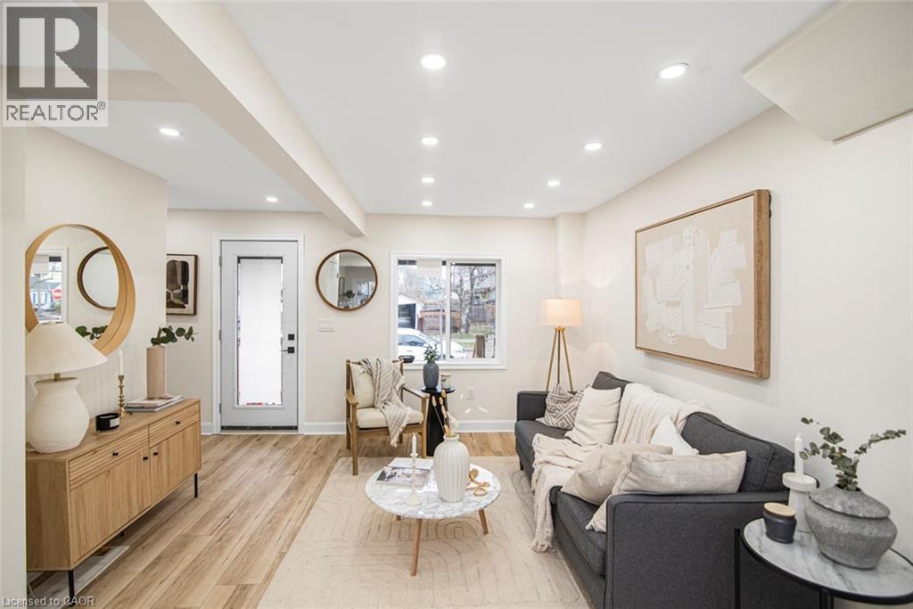 7 Stapleton Avenue, Hamilton, ON - Indoor Photo Showing Living Room