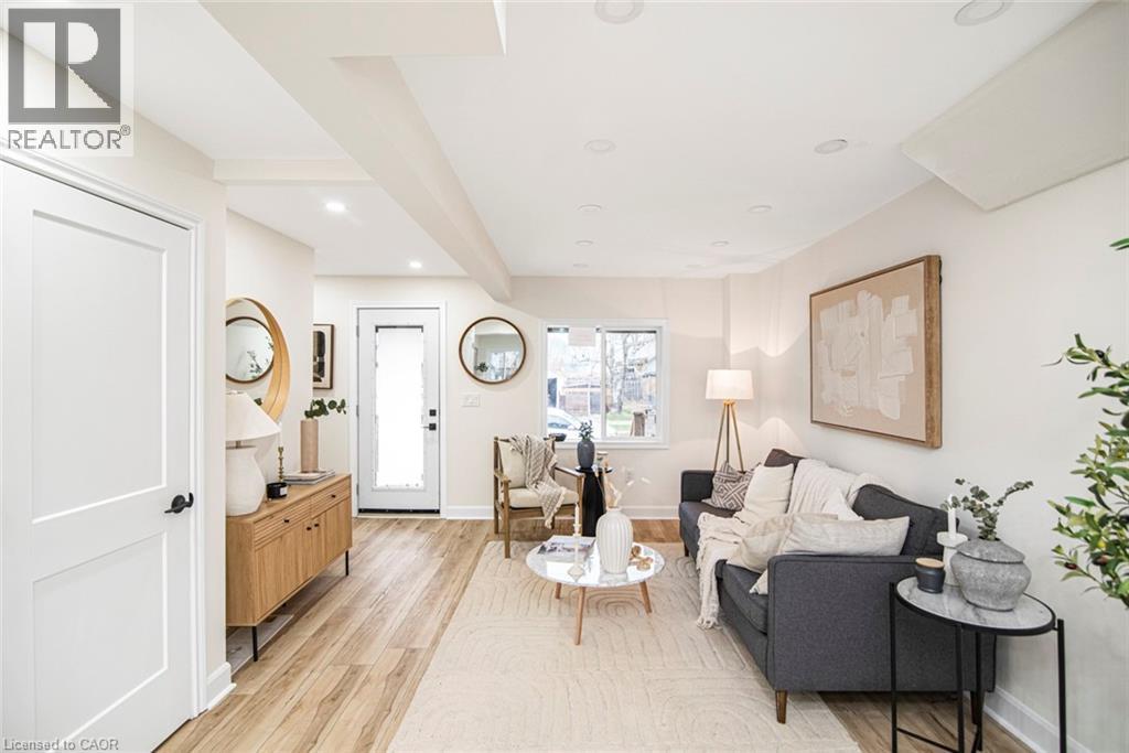 7 Stapleton Avenue, Hamilton, ON - Indoor Photo Showing Living Room