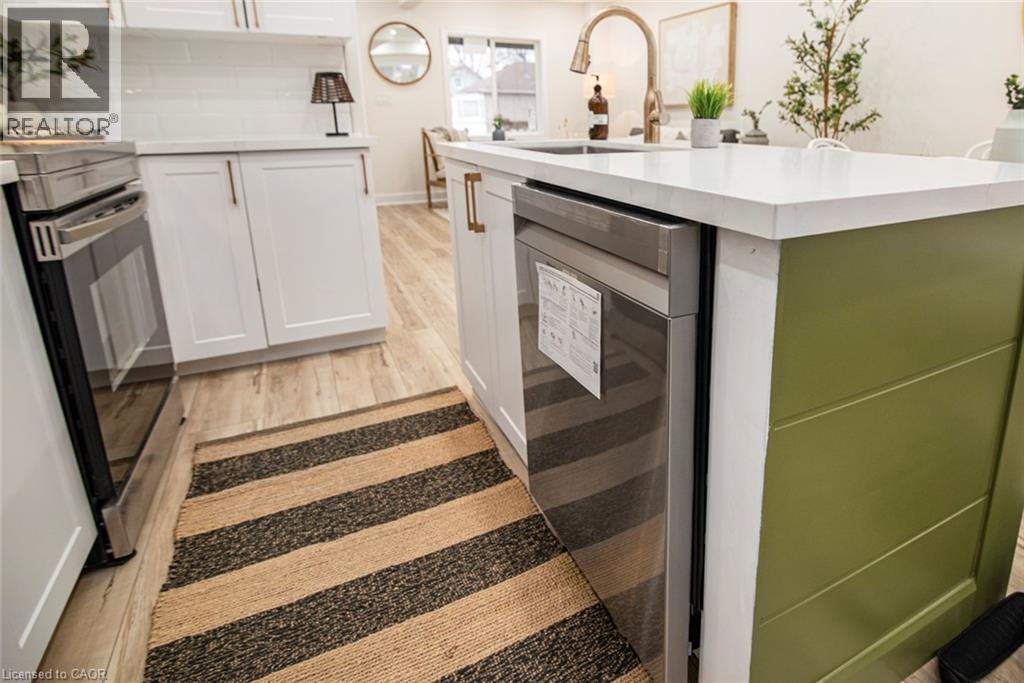 7 Stapleton Avenue, Hamilton, ON - Indoor Photo Showing Kitchen
