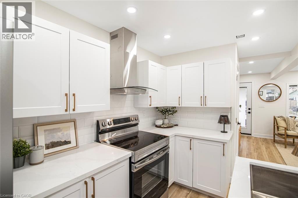 7 Stapleton Avenue, Hamilton, ON - Indoor Photo Showing Kitchen