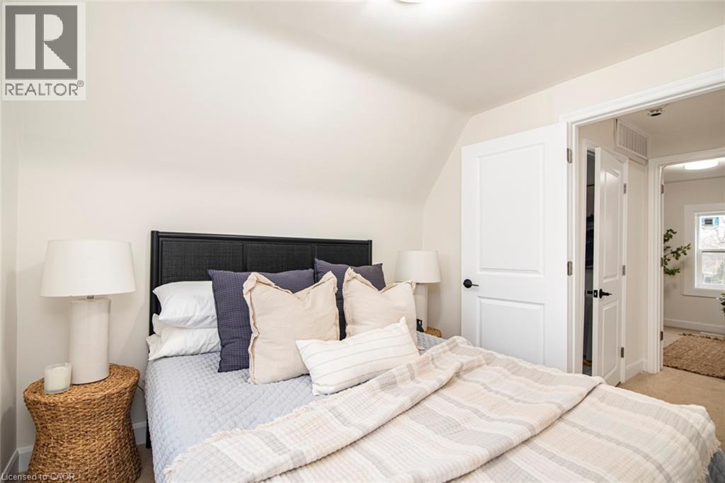 7 Stapleton Avenue, Hamilton, ON - Indoor Photo Showing Bedroom